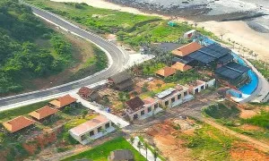 Tháo dỡ nhà hàng xây trái phép ở biển Phan Thiết