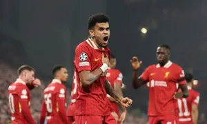 Liverpool chiếm đỉnh bảng Champions League