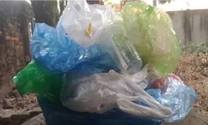 Tôi sốc vì cả trăm túi nilon, đồ nhựa gia đình mình thải ra một tháng Tôi sốc vì cả trăm túi nilon, đồ nhựa gia đình mình thải ra một tháng