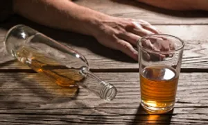 Gan nhiễm độc nặng do uống rượu ngâm lá cây Gan nhiễm độc nặng do uống rượu ngâm lá cây