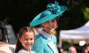 Mẹ con Vương phi Kate Middleton diện đồ đôi Mẹ con Vương phi Kate Middleton diện đồ đôi