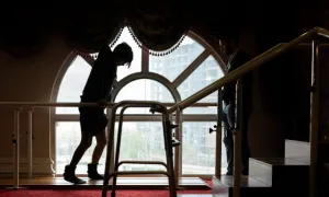 Chi hàng chục nghìn USD kéo chân vì mặc cảm lùn