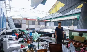 Người miền Trung lo bão dồn dập