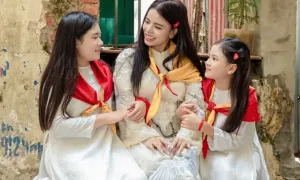 Khách Việt dời lịch đi tour quốc tế, ở lại xem diễu binh