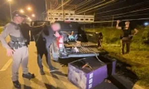 Dùng xe bán tải trộm cây ATM khỏi ngân hàng Dùng xe bán tải trộm cây ATM khỏi ngân hàng