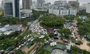 Giao thông Hà Nội hỗn loạn giờ tan tầm vì mưa lớn Giao thông Hà Nội hỗn loạn giờ tan tầm vì mưa lớn