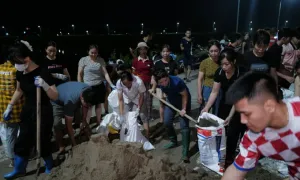 Cấp tập đắp đê ngăn lũ sông Cầu trong đêm Cấp tập đắp đê ngăn lũ sông Cầu trong đêm