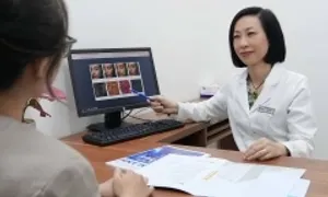 Có nên rửa mặt bằng nước khoáng có gas không?