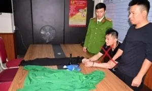 Đập kính nhiều ôtô, trộm tài sản trong đêm